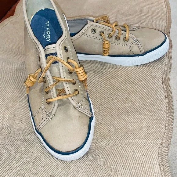Women Speery Boat Shoes. - Picture 2 of 13